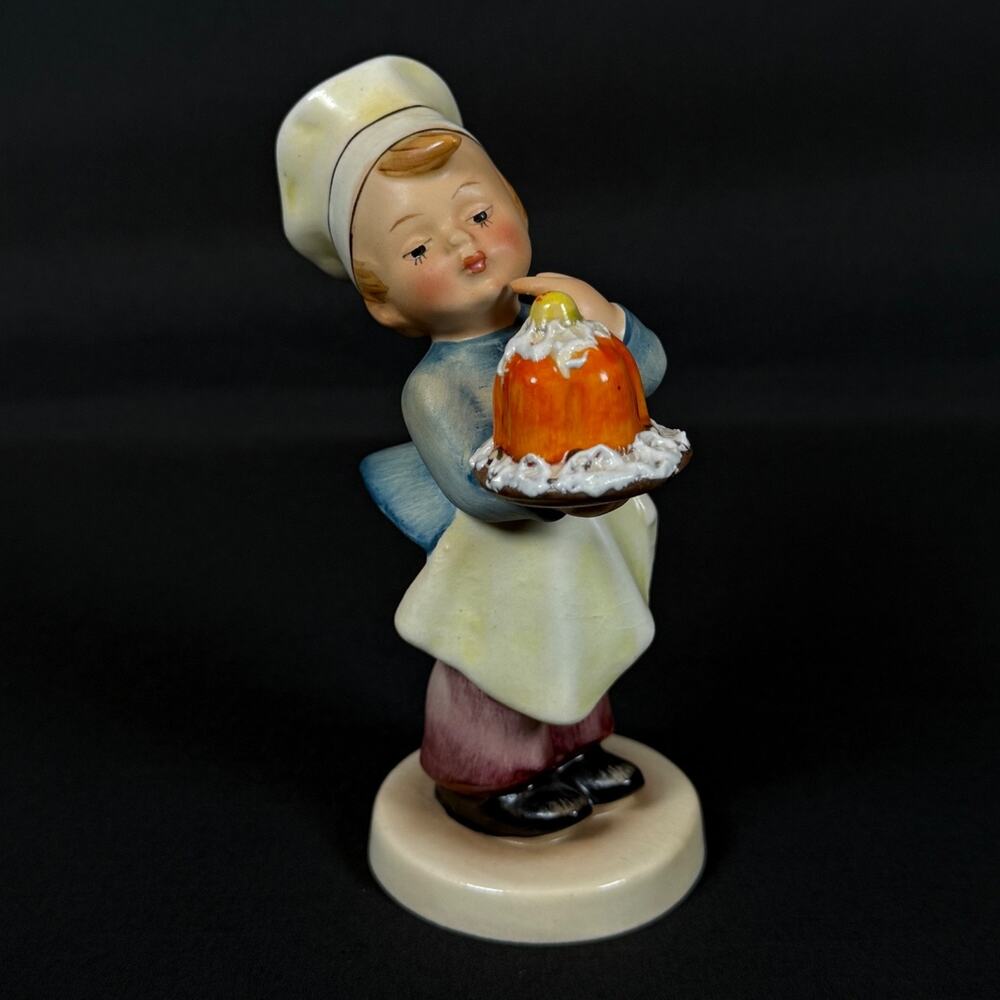 Goebel Hummel Figurine 1979-90 "Baker" #128 TMK-6 5"